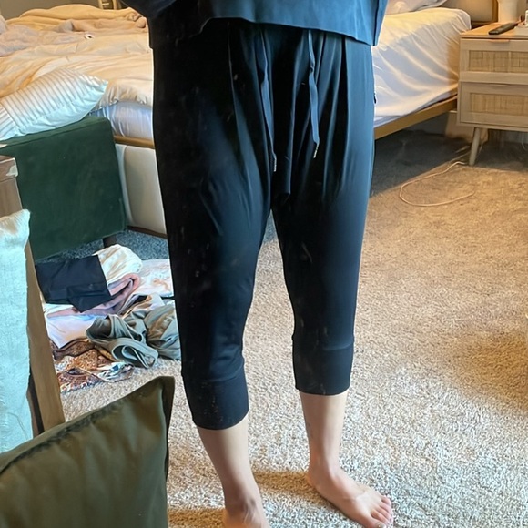Lululemon yoga crops - Picture 3 of 4